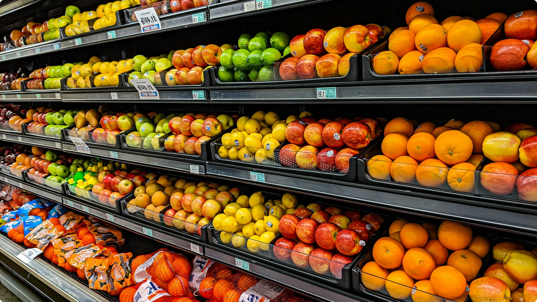 Supermarktregal mit frischem Obst und Gemüse